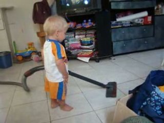 titi aide tatie et passe l'aspi