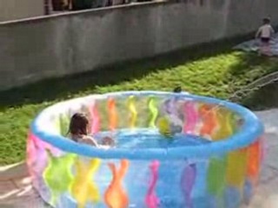 Eva et Theo dans la piscine