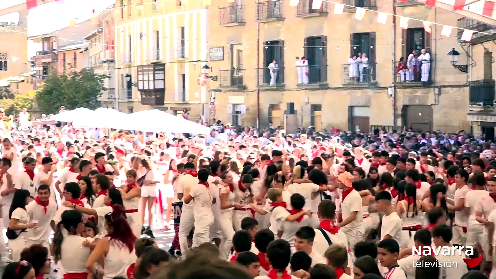 La patinadora Uxue Cruz prende la mecha festiva en Olite
