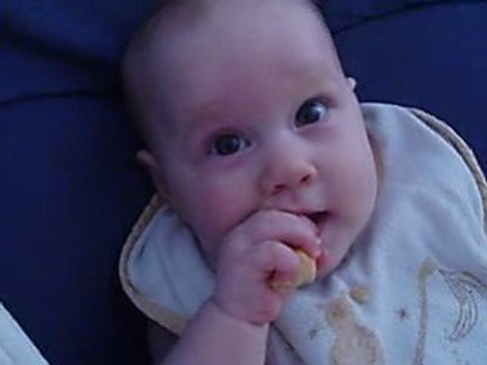 Camille  qui mange