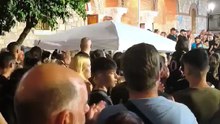 Αποκλειστικό βίντεο του YOUWEEKLY.GR από το λαϊκό προσκύνημα του Γιώργου Μαζωνάκη