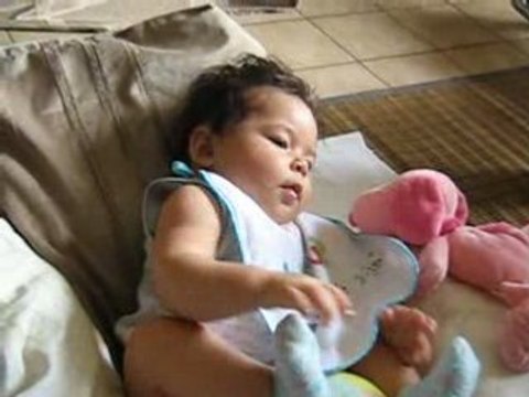 Elise joue avec ses pieds