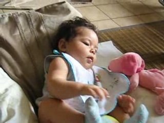 Elise joue avec ses pieds