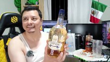 Bebiendo licor de agave el compadre en la oficina platicando de lo que esta sucediendo en el mundo