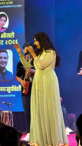 Shreya Ghoshal's singing iconic song mere dholna live in concert