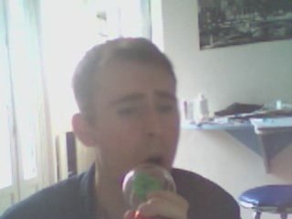 Wiwi égratigne "Hands clean"