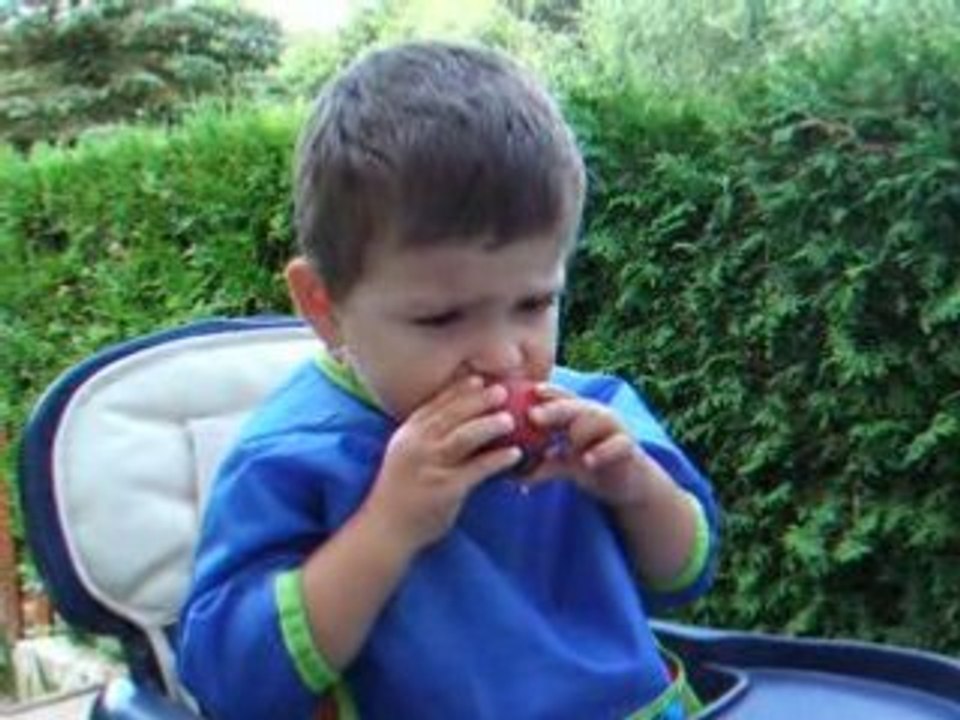 simon croque une pêche