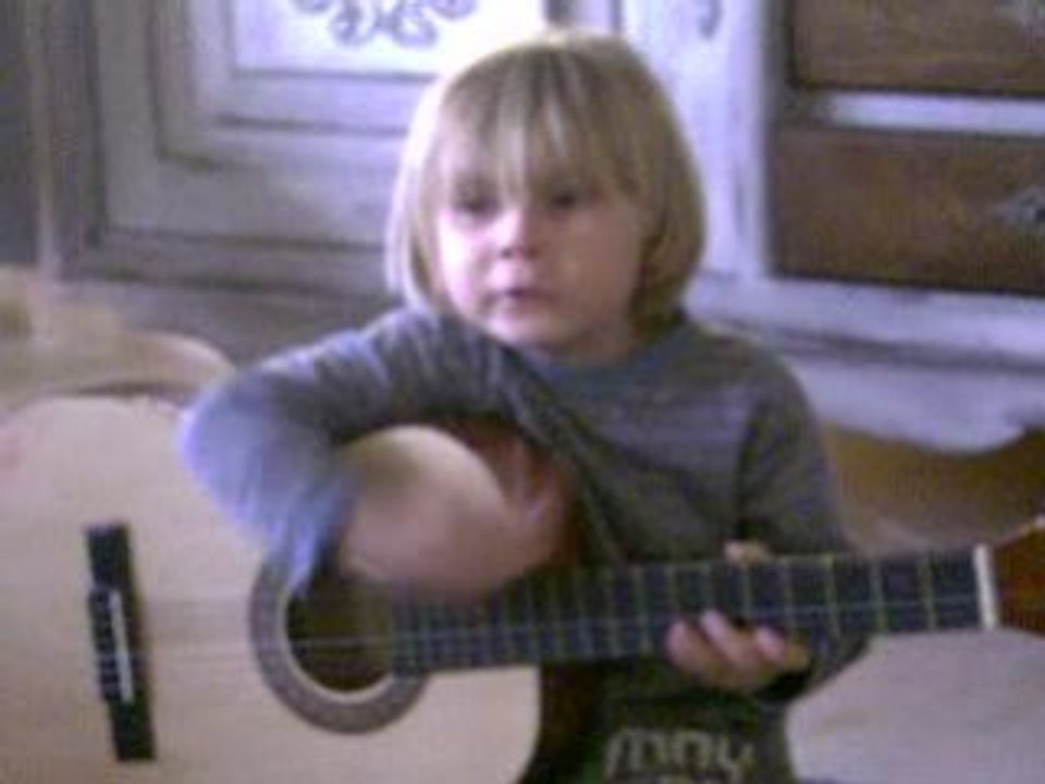clement joue de la guitare