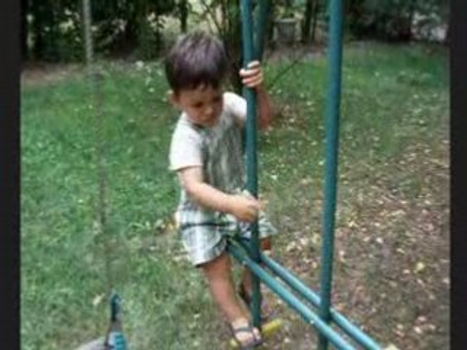 Liam au jardin (balancoire, moto, maison...)