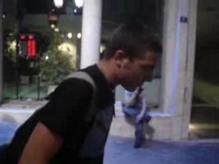 Chanson de Joss le soir a Athenes sur les poulets