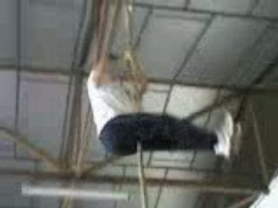 romain qui monte a la corde