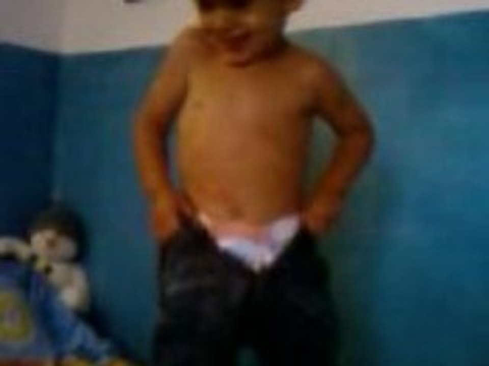 Tim 2 ans met son pantalon 01er Août 2008