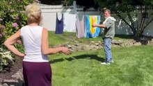 Papá se luce con un remate épico que deja a mamá sin palabras