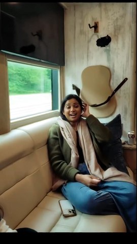 Shreya Ghoshal is singing Mere Khwabon Mai Jo Aye |Playing Antakshari| Enjoying ride