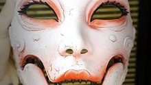 Geisha blanche, regard frontal et mâchoire articulée