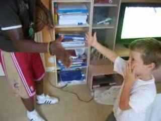 Lil'Emilien Balboa qui apprend a dire bonjour