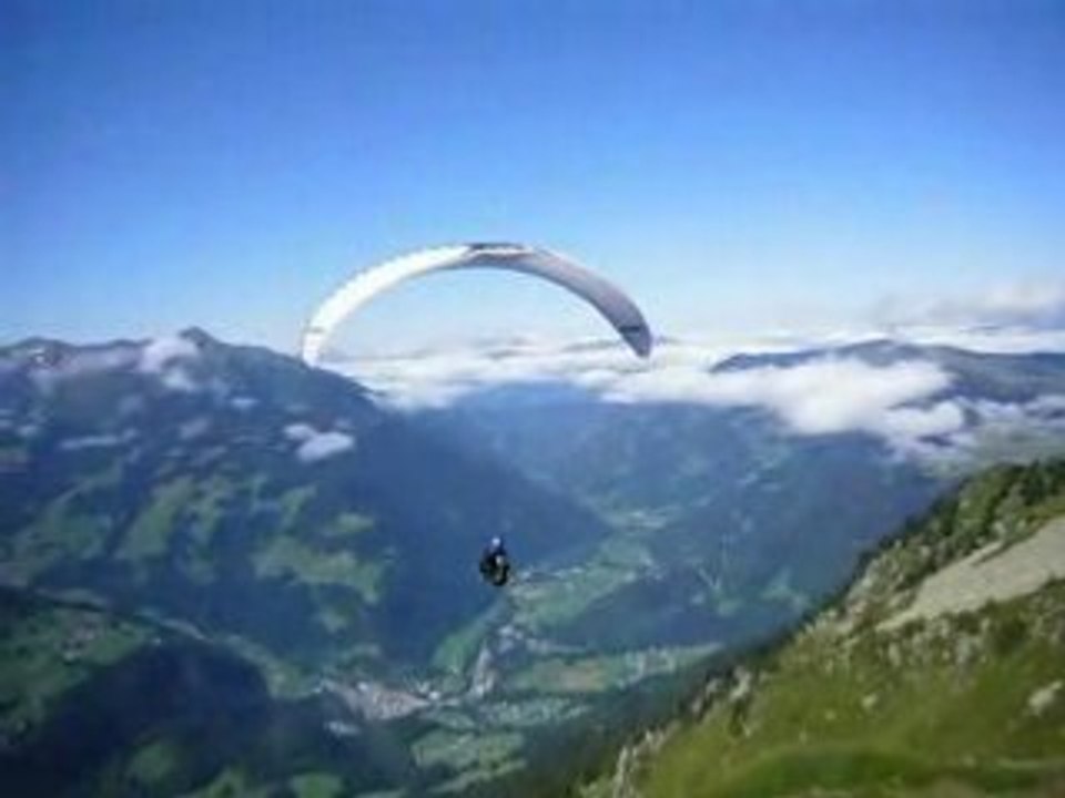 Parapente dans le Beaufortin