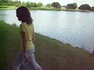 Chloé court après les canards