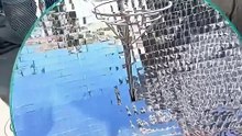 ¿Por qué esta antena parabólica está cubierta de espejos?