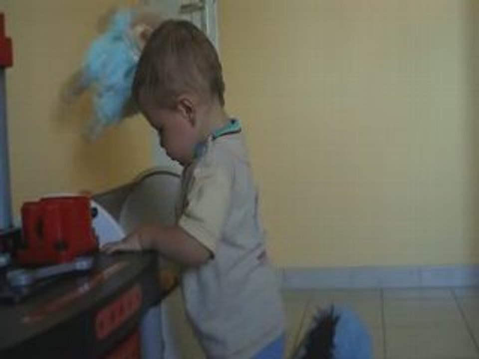 LUCAS DANS SA CHAMBRE