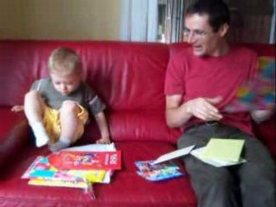 Esteban ouvre les cadeaux de stef et babe