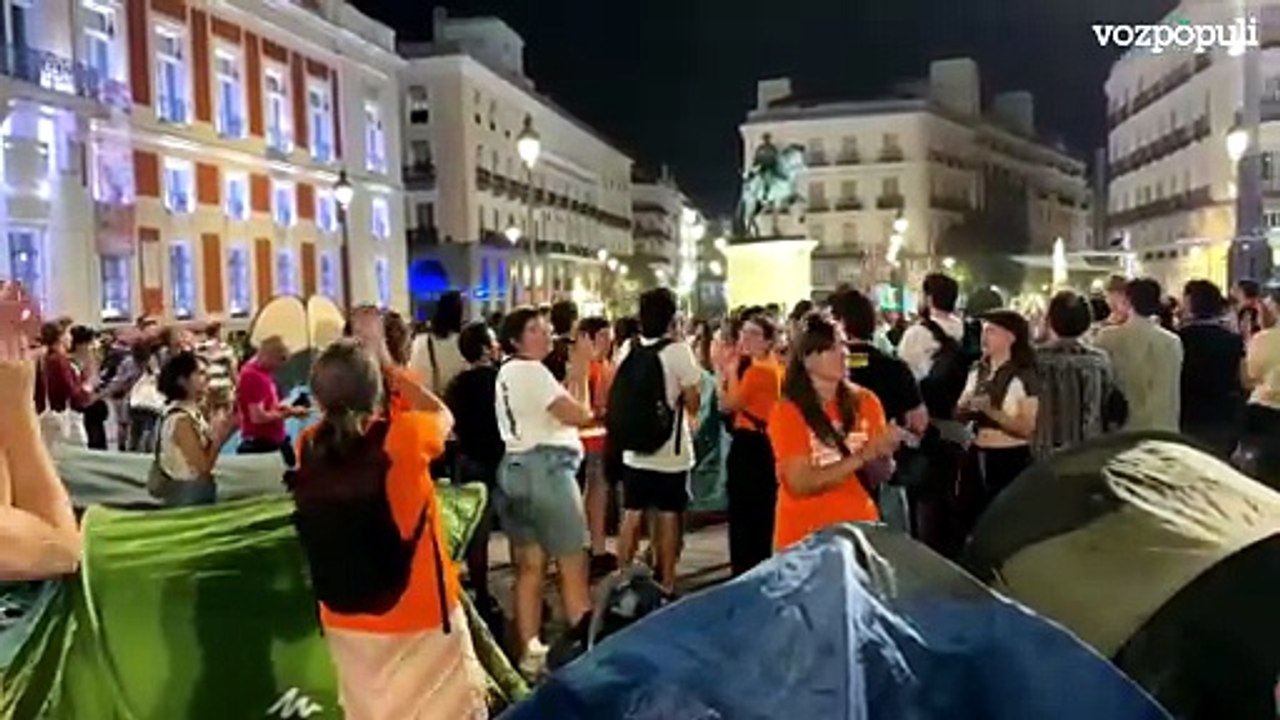 Cientos de personas pasan la noche acampadas en Sol para reclamar al Gobierno el ‘decreto Maricarmen’