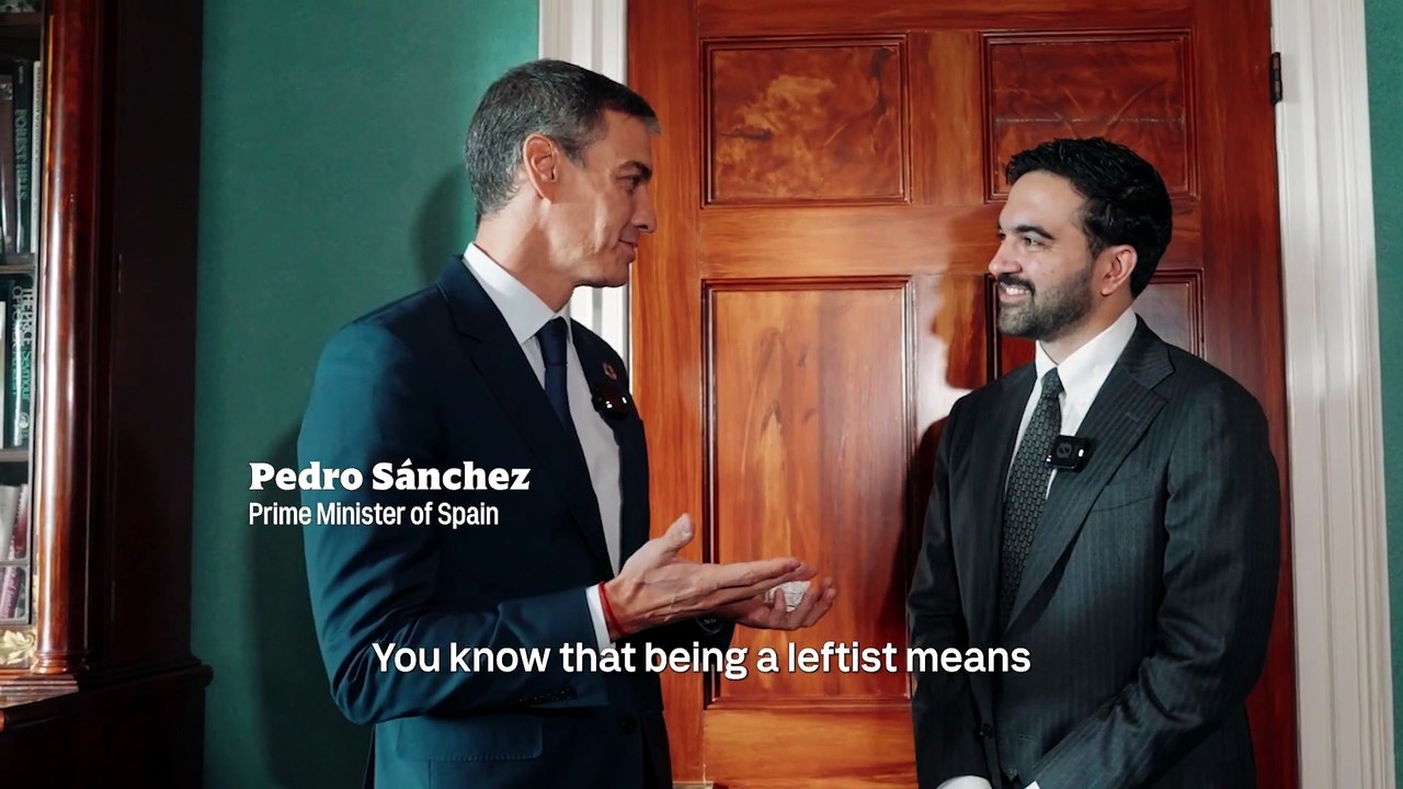 Sánchez graba un vídeo jugando con bolas de papel con Mamdani y bromea con los “tiros difíciles” de la izquierda