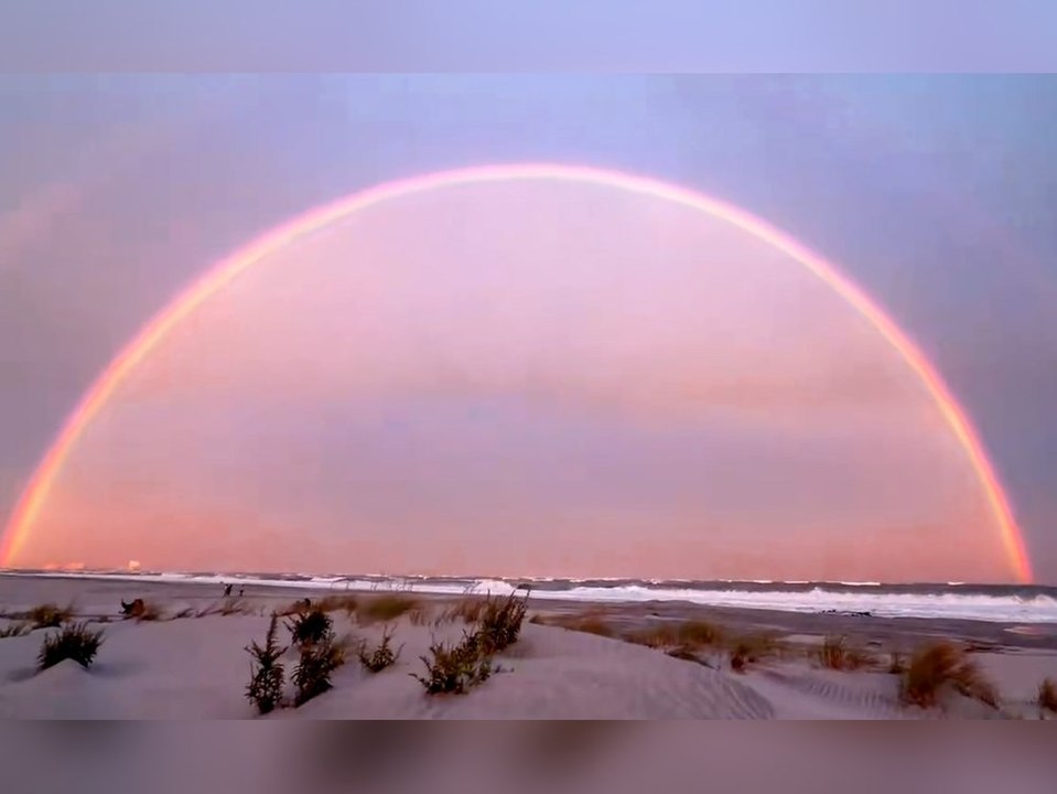 Seltener rosa Regenbogen begeistert hunderte Zuschauer