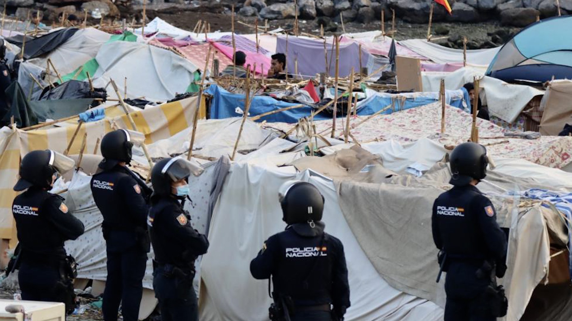 La Policía Nacional desmantela un asentamiento de inmigrantes junto a la desalinizadora de Ceuta