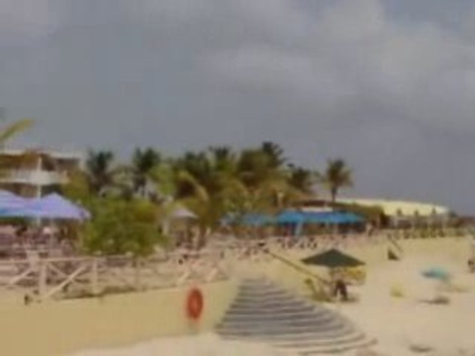 Planes Come Into Runway Very Low