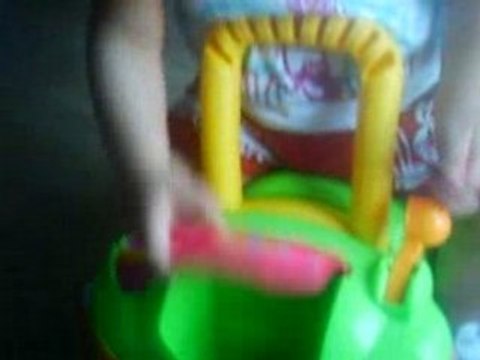 Yanis qui jou sur son pouspous a 11 mois