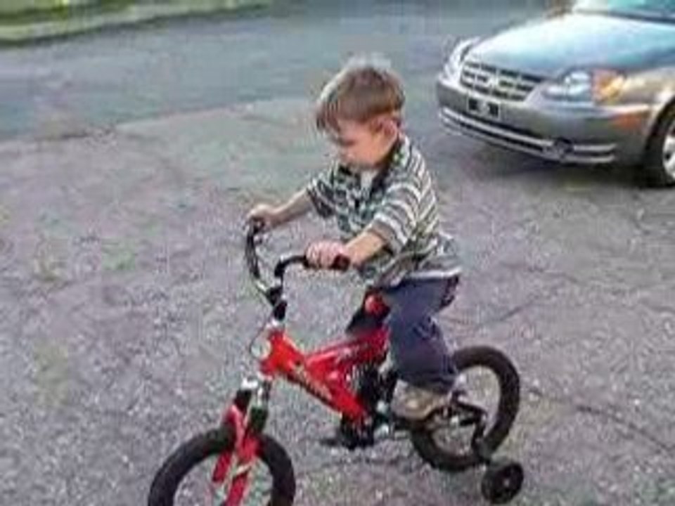 Tristan fait de la bicyclette!