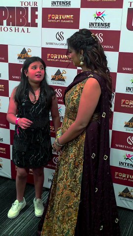 Shreya Ghoshal's cute gesture| Singing with kid girl