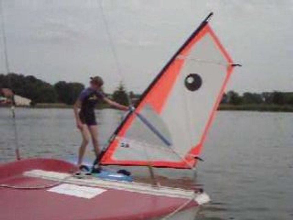 Manon en planche à voile