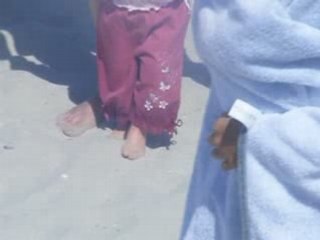 les premier pas de Maëlys dans le sable