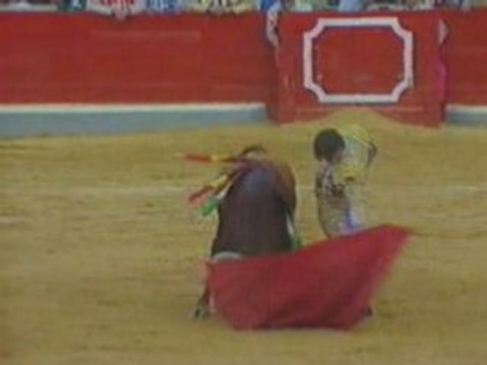 Granada, 3 de junio de 1999. El Juli corta un rabo