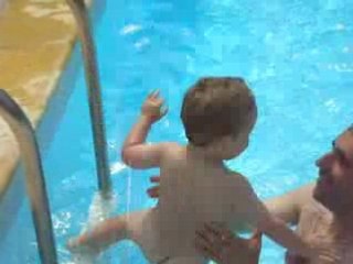 Léo saute piscine