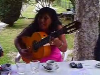 Negrita joue et chante sur ma terrasse