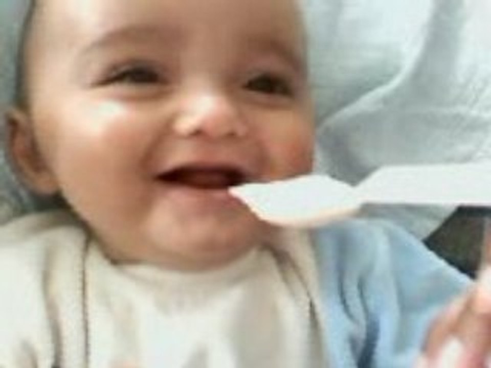 Titi qui mange a la cuillere 6 mois