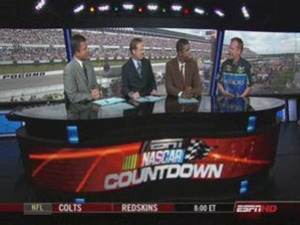 Kiefer Sutherland donne le départ d'une course de Nascar