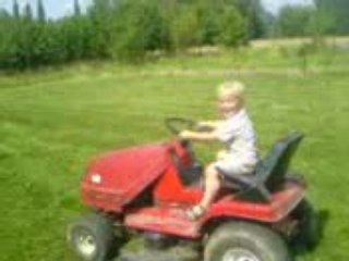 valentin 3 ans conduit le tracteur tondeuse a fond la caisse