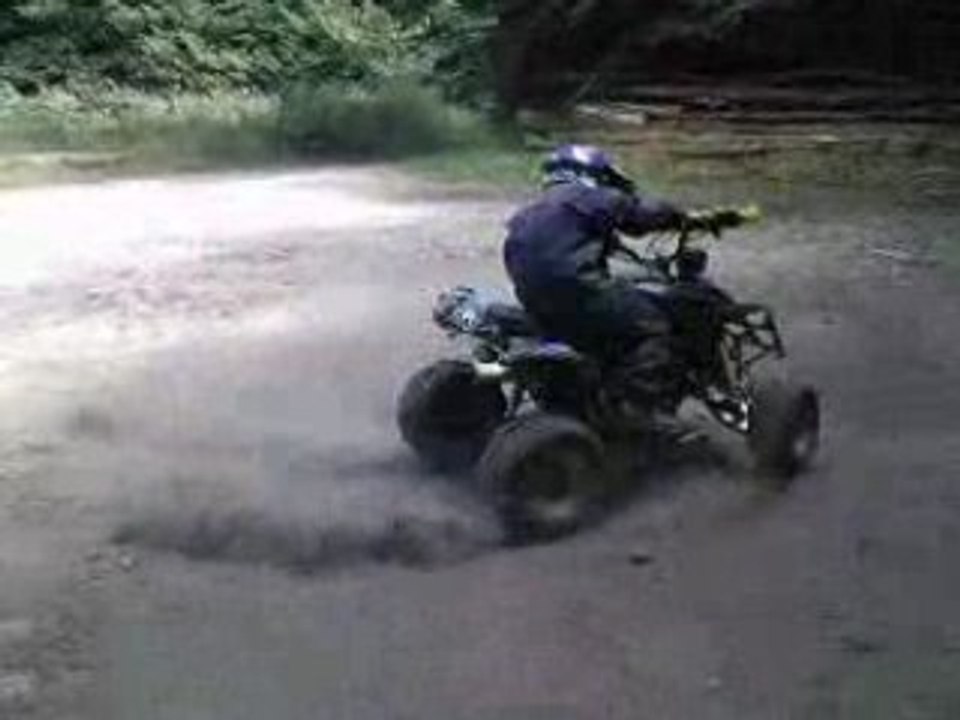 Romain 9 ans avec son quad 125 dirt