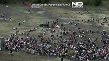Канатоходка проходит 400 метров между самыми высокими терриконами Европы
