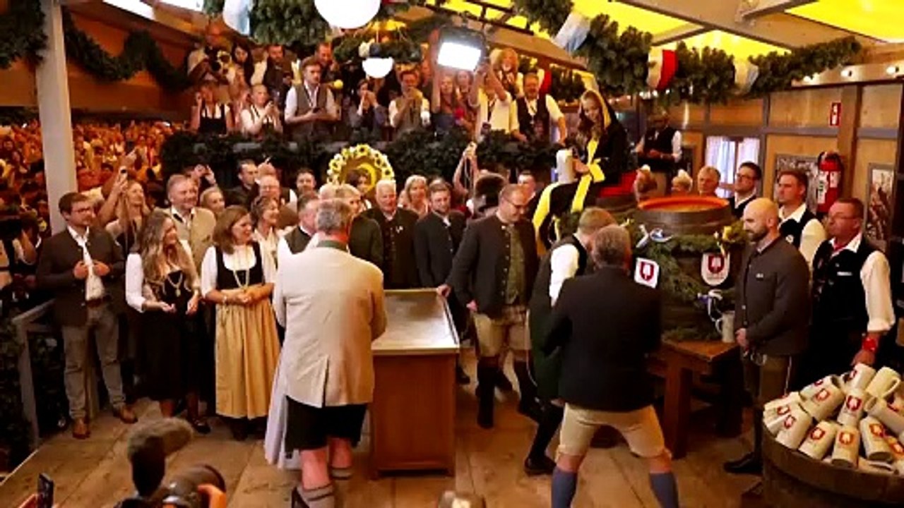 Oktoberfest startet mit bier, jubel und traditionellem fassanstich
