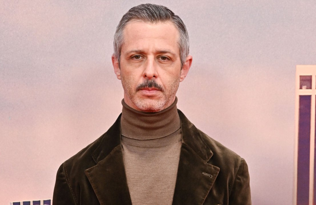 Jeremy strong behandelte kollegen, 'wie er sich mark zuckerberg vorstellt'