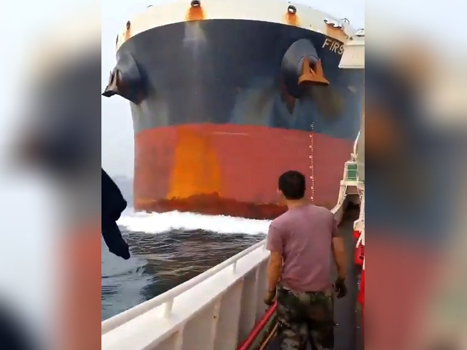 Crew in panik: riesiger frachter rammt fischkutter
