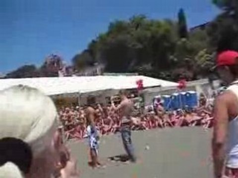 1602 filles en bikini pour Cosmopolitain