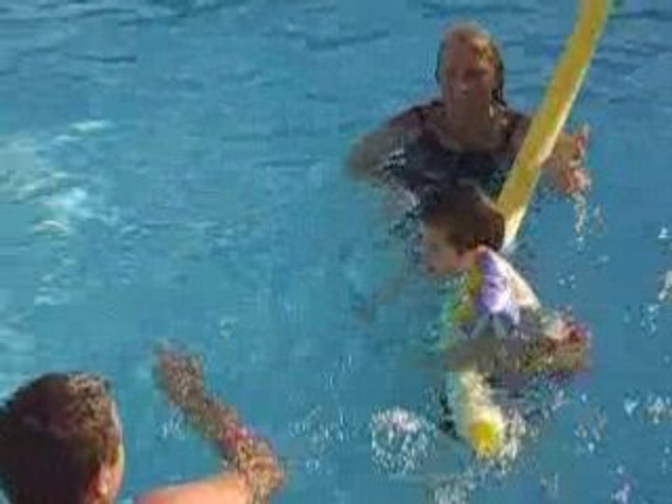 noah a la piscine de mamy 1