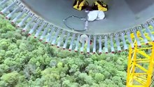 Installation d'une pale d'éolienne géante... chantier XXL incroyable