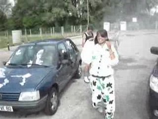 les ados en pleine seance de lavage de voiture